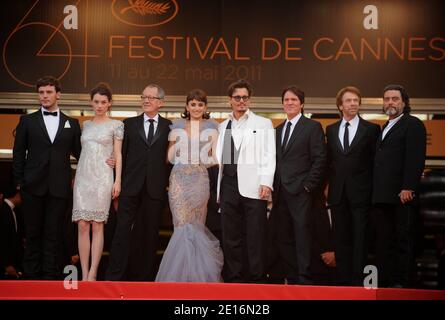 (L-R) Sam Claflin, Astrid Berges-Frisbey, Geoffrey Rush, Penelope Cruz, Johnny Depp, Rob Marshall, Jerry Bruckheimer e Ian McShane in arrivo per la proiezione di "Pirati dei Caraibi: On Stranger Tides' presentato fuori concorso nell'ambito del 64° Festival Internazionale del Cinema di Cannes, al Palais des Festivals di Cannes, Francia meridionale, il 14 maggio 2011. Foto di Hahn-Nebinger-Genin/ABACAPRESS.COM Foto Stock