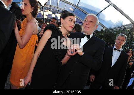 Olivia Ruiz e Francois Berleand arrivano per la proiezione di 'l'artista' presentato in concorso nella sezione lungometraggi nell'ambito del 64° Festival Internazionale del Cinema di Cannes, al Palais des Festivals di Cannes, Francia meridionale, il 15 maggio 2011. Foto di Hahn-Nebinger-Genin/ABACAPRESS.COM Foto Stock