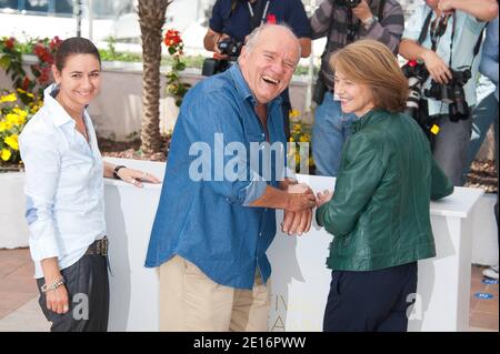 File photo - (L-R) la regista Angelina Maccarone, Peter Lindbergh e Charlotte Rampling a una fotocellula per il film documentario 'The Look' presentato in concorso nella sezione classica di Cannes nell'ambito del 64° Festival Internazionale del Cinema di Cannes, al Palais des Festivals di Cannes, Francia meridionale, il 16 maggio; 2011. Il fotografo di moda Peter Lindbergh, spesso accreditato con l'ascesa del supermodello, è morto martedì all'età di 74 anni, come annunciato in un post sul suo conto ufficiale Instagram Mercoledì. Foto di Hahn-Nebinger-Genin/ABACAPRESS.COM Foto Stock