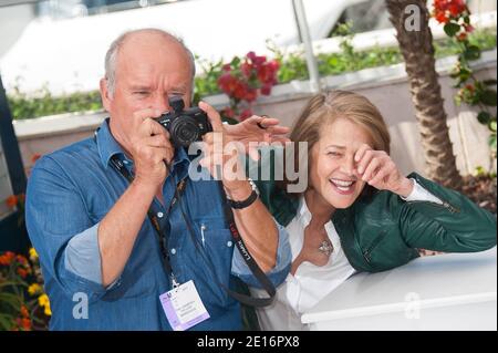 File photo - Peter Lindbergh e Charlotte Rampling a una fotocellula per il film documentario 'The Look' presentato in concorso nella sezione classica di Cannes nell'ambito del 64° Festival Internazionale del Cinema di Cannes, al Palais des Festivals di Cannes, Francia meridionale, il 16 maggio 2011. Il fotografo di moda Peter Lindbergh, spesso accreditato con l'ascesa del supermodello, è morto martedì all'età di 74 anni, come annunciato in un post sul suo conto ufficiale Instagram Mercoledì. Foto di Hahn-Nebinger-Genin/ABACAPRESS.COM Foto Stock