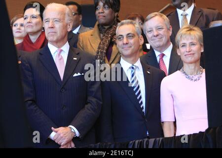 Joe Biden, sindaco eletto Rahm Emanuel e sua moglie Amy Rule Emanuel, durante la cerimonia di giuramento al Millenium Park di Chicago, Illinois, il 16 maggio 2011. Foto di Alexandra Buxbaum/ABACAPRESS.COM Foto Stock