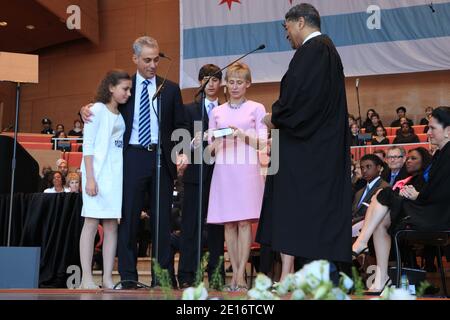 Rahm Emanuel, sindaco eletto, moglie Amy Rule Emanuel e bambini sul palco per una cerimonia di giuramento al Millenium Park di Chicago, Illinois, il 16 maggio 2011. Foto di Alexandra Buxbaum/ABACAPRESS.COM Foto Stock