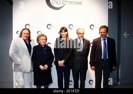 L'attore francese Gerard Depardieu, ex prima lady Bernadette Chirac, la prima signora francese Carla Bruni-Sarkozy, il ministro della Cultura Frederic Mitterrand e il ministro dell'Educazione Nazionale, della Gioventù e delle organizzazioni di volontariato Luc Chatel pongono prima del lancio della fondazione di Bruni-Sarkozy per combattere l'analfabetismo al museo d'arte moderna Centre Pompidou, noto anche come Beaubourg, A Parigi, Francia, il 17 maggio 2011. Il padre del presidente francese Nicolas Sarkozy, Pal Sarkozy, è stato citato oggi da un giornale tedesco Bild come dicendo che la prima signora Carla Bruni si aspetta un bambino, apparentemente confermando il tema delle settimane o Foto Stock