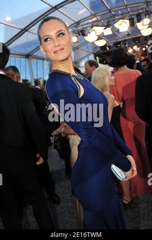 Bar Refaeli in arrivo per la proiezione del film 'il Beaver' presentato in concorso nella sezione lungometraggi nell'ambito del 64° Festival Internazionale del Cinema di Cannes, al Palais des Festivals di Cannes, Francia meridionale, il 17 maggio 2011. Foto di Hahn-Nebinger-Genin/ABACAPRESS.COM Foto Stock