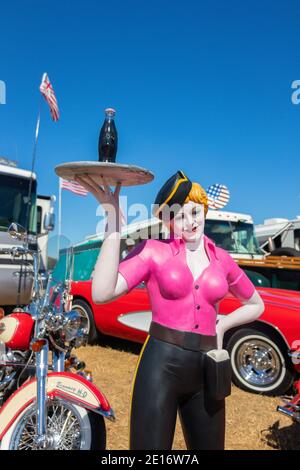 Manichino d'epoca di cameriere di barhop fast food su pattini a rotelle con coca su vassoio al classico spettacolo di auto americane Stars & Stripes Foto Stock