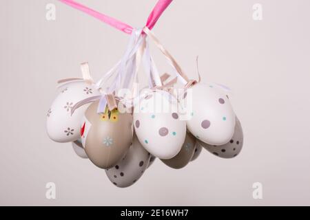 uova di pasqua appese in nastro rosa Foto Stock
