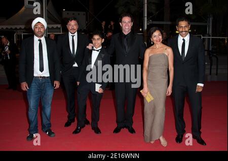 (L-R) Vikram Chatwal, Carlos Bardem, Kristyan Ferrer, direttore Everardo Gout, Dolores Heredia e Tenoch Huerta arrivano per la proiezione di 'ias de Gracia' nell'ambito del 64° Festival Internazionale del Cinema di Cannes, al Palais des Festivals di Cannes, Francia meridionale, il 17 maggio 2011. Foto di Nicolas Genin/ABACAPRESS.COM Foto Stock