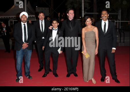 (L-R) Vikram Chatwal, Carlos Bardem, Kristyan Ferrer, direttore Everardo Gout, Dolores Heredia e Tenoch Huerta arrivano per la proiezione di 'ias de Gracia' nell'ambito del 64° Festival Internazionale del Cinema di Cannes, al Palais des Festivals di Cannes, Francia meridionale, il 17 maggio 2011. Foto di Nicolas Genin/ABACAPRESS.COM Foto Stock