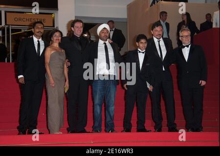 (L-R) Tenoch Huerta, Dolores Heredia, regista Everardo Gout, Vikram Chatwal, Kristyan Ferrer e Carlos Bardem insieme a Thierry Fremaux, in arrivo per la proiezione del 'ias de Gracia' nell'ambito del 64° Festival Internazionale del Cinema di Cannes, al Palais des Festivals di Cannes, Francia meridionale, il 17 maggio 2011. Foto di Nicolas Genin/ABACAPRESS.COM Foto Stock