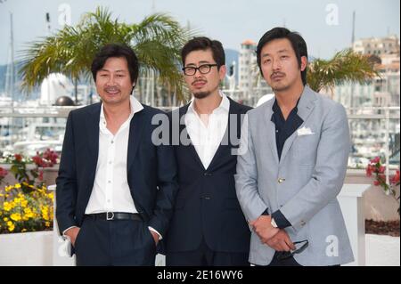 (L-R) Yun-seok Kim, Direttore Hong-jin Na e Jung-woo ha ad una fotocellula per il film sudcoreano 'il Murderer' presentato nella sezione un certo riguardo come parte del 64 Festival Internazionale del Cinema di Cannes, al Palais des Festivals di Cannes, Francia meridionale, il 18 maggio 2011. Foto di Hahn-Nebinger-Genin/ABACAPRESS.COM Foto Stock