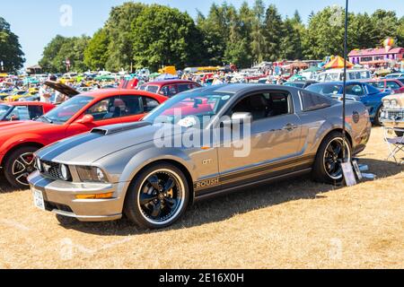 Ford Mustang GT coupé di quinta generazione in bronzo al salone di auto classiche americane, Foto Stock