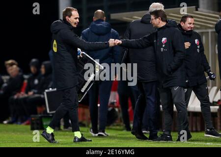 UTRECHT, PAESI BASSI - 4 GENNAIO: (L-R): 4° Wouter Wiersma ufficiale, Head Coach AB Ploegboer di Jong FC Utrecht durante l'olandese Keukenkampioendivisi Foto Stock