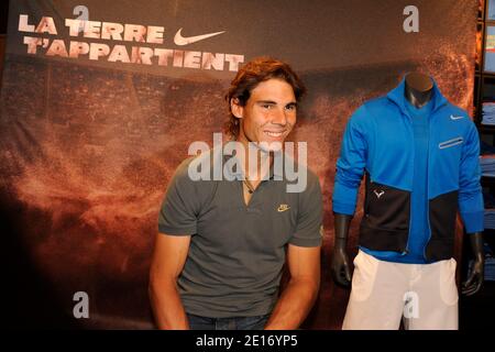 La spagnola Rafael Nadal presenta la sua nuova maglia Nike nel negozio Nike sugli Champs Elysees, Parigi, Francia prima del French Tennis Open 2011 il 19 maggio 2011. Foto di Henri Szwarc/ABACAPRESS.COM Foto Stock