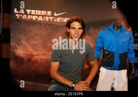 La spagnola Rafael Nadal presenta la sua nuova maglia Nike nel negozio Nike sugli Champs Elysees, Parigi, Francia prima del French Tennis Open 2011 il 19 maggio 2011. Foto di Henri Szwarc/ABACAPRESS.COM Foto Stock