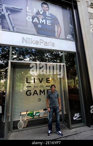 La spagnola Rafael Nadal presenta la sua nuova maglia Nike nel negozio Nike sugli Champs Elysees, Parigi, Francia prima del French Tennis Open 2011 il 19 maggio 2011. Foto di Henri Szwarc/ABACAPRESS.COM Foto Stock