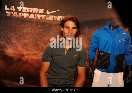 La spagnola Rafael Nadal presenta la sua nuova maglia Nike nel negozio Nike sugli Champs Elysees, Parigi, Francia prima del French Tennis Open 2011 il 19 maggio 2011. Foto di Henri Szwarc/ABACAPRESS.COM Foto Stock