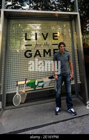 La spagnola Rafael Nadal presenta la sua nuova maglia Nike nel negozio Nike sugli Champs Elysees, Parigi, Francia prima del French Tennis Open 2011 il 19 maggio 2011. Foto di Henri Szwarc/ABACAPRESS.COM Foto Stock