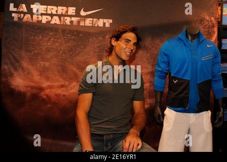 La spagnola Rafael Nadal presenta la sua nuova maglia Nike nel negozio Nike sugli Champs Elysees, Parigi, Francia prima del French Tennis Open 2011 il 19 maggio 2011. Foto di Henri Szwarc/ABACAPRESS.COM Foto Stock