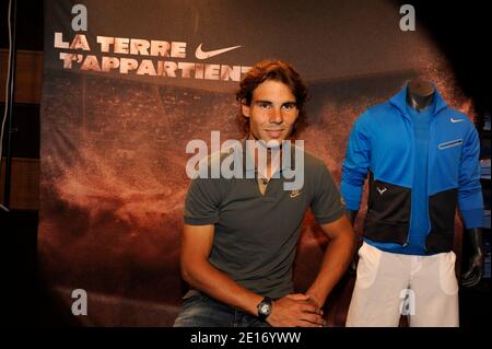 La spagnola Rafael Nadal presenta la sua nuova maglia Nike nel negozio Nike sugli Champs Elysees, Parigi, Francia prima del French Tennis Open 2011 il 19 maggio 2011. Foto di Henri Szwarc/ABACAPRESS.COM Foto Stock