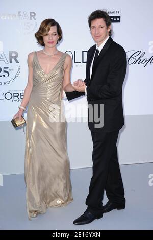 Milla Jovovich e il marito Paul WS Anderson arrivano per il gala annuale di AmfAR contro l'AIDS tenutosi all'Hotel du Cap Eden Roc ad Antibes, Francia meridionale, il 19 maggio 2011, come parte del 64° Festival Internazionale del Cinema di Cannes. Foto di Hahn-Nebinger-Genin/ABACAPRESS.COM Foto Stock