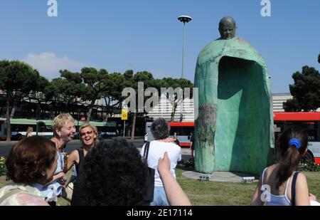 Un'enorme statua di Giovanni Paolo II, svelata di fronte alla stazione centrale poche settimane dopo che l'ex pontefice è stato messo sulla strada della santità, ha scatenato polemiche con la gente del posto che lo chiedeva di andare a Roma, Italia il 20,2011 maggio. La statua di bronzo alta cinque metri, Progettato dall'artista italiano Oliviero Rainaldi, raffigura Giovanni Paolo II con le braccia distese, riflettendo il "messaggio di accoglienza e di apertura verso gli altri" del papa. Giovanni Paolo sorride benignamente sui passanti, la sua testa di bronzo sostenuta da una struttura senza corpo, ma un grande mantello che cade a terra su tre lati, lasciando Foto Stock