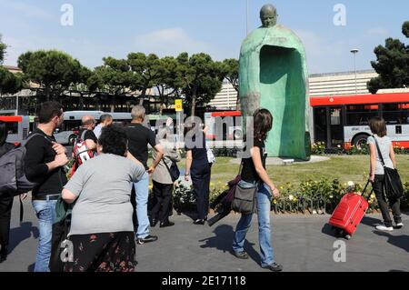 Un'enorme statua di Giovanni Paolo II, svelata di fronte alla stazione centrale poche settimane dopo che l'ex pontefice è stato messo sulla strada della santità, ha scatenato polemiche con la gente del posto che lo chiedeva di andare a Roma, Italia il 20,2011 maggio. La statua di bronzo alta cinque metri, Progettato dall'artista italiano Oliviero Rainaldi, raffigura Giovanni Paolo II con le braccia distese, riflettendo il "messaggio di accoglienza e di apertura verso gli altri" del papa. Giovanni Paolo sorride benignamente sui passanti, la sua testa di bronzo sostenuta da una struttura senza corpo, ma un grande mantello che cade a terra su tre lati, lasciando Foto Stock