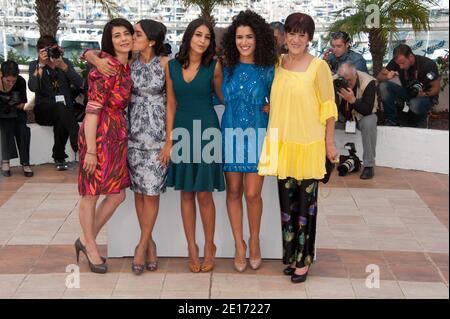 (L-R) Hiam Abbas, Hafsia Herzi, Leila Bekhti, Sabrina Ouazani e Biyouna alla fotocellula del film 'The Source' (titolo originale: 'La Source des Femmes') presentato in concorso nella sezione lungometraggi nell'ambito del 64° Festival Internazionale del Cinema di Cannes, al Palais des Festivals di Cannes, Francia meridionale, il 21 maggio 2011. Foto di Hahn-Nebinger-Genin/ABACAPRESS.COM Foto Stock