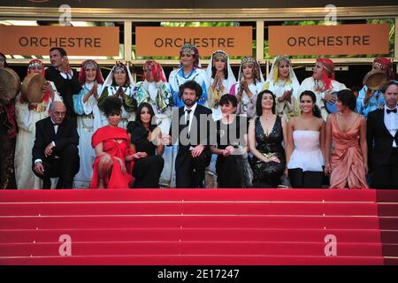 (L-R) Mohamed Maid, ospite, Leila Bekhti, regista Radu Mihaileanu, Biyouna, Hiam Abbas, Sabrina Ouazani, Hafsia Herzi e Saleh Bakri, che arrivano per la proiezione del film 'The Source' (titolo originale: 'La Source des Femmes') presentato in concorso nella sezione lungometraggi nell'ambito del 64° Festival Internazionale del Cinema di Cannes, al Palais des Festivals di Cannes, Francia meridionale, il 21 maggio 2011. Foto di Hahn-Nebinger-Genin/ABACAPRESS.COM Foto Stock