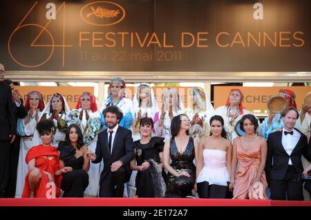 (L-R) ospite, Leila Bekhti, regista Radu Mihaileanu, Biyouna, Hiam Abbas, Sabrina Ouazani, Hafsia Herzi e Saleh Bakri che arrivano per la proiezione del film 'The Source' (titolo originale: 'La Source des Femmes') presentato in concorso nella sezione lungometraggi nell'ambito del 64° Festival Internazionale del Cinema di Cannes, al Palais des Festivals di Cannes, Francia meridionale, il 21 maggio 2011. Foto di Hahn-Nebinger-Genin/ABACAPRESS.COM Foto Stock