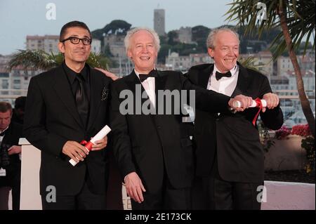 I registi Luc Dardenne (L) e Jea-Pierre Dardenne, vincitori del premio Grand Prix per la posa "il genere con una bicicletta" al Palme d'Or Winners Photocall al Palais des Festivals durante il 64° Festival di Cannes, in Francia, il 22 maggio 2011. Foto di Giancarlo Gorassini/ABACAPRESS.COM Foto Stock