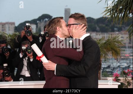 L'attore Ryan Gosling (L) e 2011 il miglior regista Nicolas Wiring Refn del film 'Drive' pose al Palme d'Or Winners Photocall al Palais des Festivals durante il 64° Festival di Cannes, in Francia, il 22 maggio 2011. Foto di Giancarlo Gorassini/ABACAPRESS.COM Foto Stock