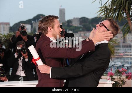 L'attore Ryan Gosling (L) e 2011 il miglior regista Nicolas Wiring Refn del film 'Drive' pose al Palme d'Or Winners Photocall al Palais des Festivals durante il 64° Festival di Cannes, in Francia, il 22 maggio 2011. Foto di Giancarlo Gorassini/ABACAPRESS.COM Foto Stock