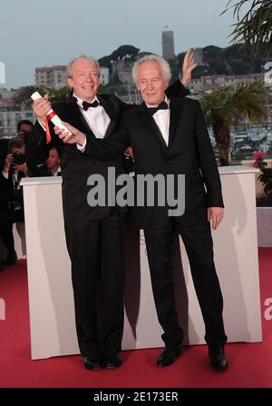 I registi Luc Dardenne (L) e Jea-Pierre Dardenne, vincitori del premio Grand Prix per la posa "il genere con una bicicletta" al Palme d'Or Winners Photocall al Palais des Festivals durante il 64° Festival di Cannes, in Francia, il 22 maggio 2011. Foto di Giancarlo Gorassini/ABACAPRESS.COM Foto Stock