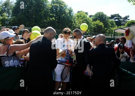 Andy Murray del Regno Unito firma autografi durante il giorno 4 al campionato di tennis Open di Francia 2011 all'arena Roland Garros a Parigi, Francia il 25 maggio 2011. Foto di Henri Szwarc/ABACAPRESS.COM Foto Stock