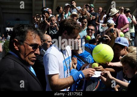 Andy Murray del Regno Unito firma autografi durante il giorno 4 al campionato di tennis Open di Francia 2011 all'arena Roland Garros a Parigi, Francia il 25 maggio 2011. Foto di Henri Szwarc/ABACAPRESS.COM Foto Stock