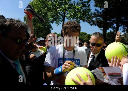 Andy Murray del Regno Unito firma autografi durante il giorno 4 al campionato di tennis Open di Francia 2011 all'arena Roland Garros a Parigi, Francia il 25 maggio 2011. Foto di Henri Szwarc/ABACAPRESS.COM Foto Stock