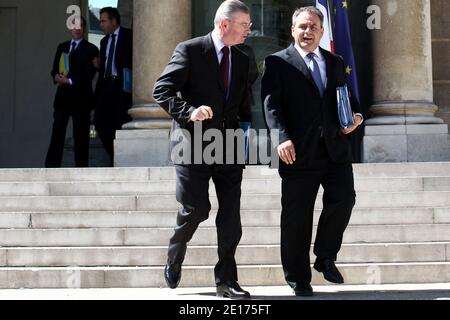 Il ministro francese dello sviluppo internazionale Henri de Raincourt e il ministro francese del lavoro, dell'occupazione e della salute Xavier Bertrand lasciano il consiglio di gabinetto settimanale al Palazzo Elysee, a Parigi, in Francia, il 25 maggio 2011. Foto di Stephane Lemouton/ABACAPRESS.COM Foto Stock