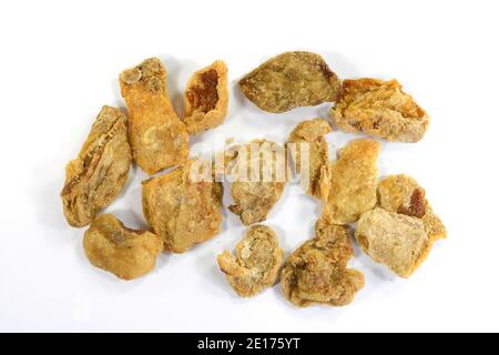 Mucchio di salumi domestici fritti di maiale, cvarci, isolati su bianco. Foto Stock
