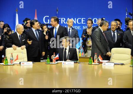 Da sinistra a destra Beji Caid Essebsi (Tunisia), Jose Manuel Barroso, David Cameron, Nicolas Sarkozy, Alain Juppe, Essam Abdel Aziz Ahmed Sharaf (Egitto) e AMR Moussa (Lega degli Stati arabi) sono raffigurati durante l'incontro con i capi di delegazione egiziani, tunisini e organizzazioni internazionali durante il vertice G8 a Deauville, Francia occidentale il 27 maggio 2011. Foto di Jacques Witt/Pool/ABACAPRESS Foto Stock