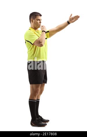 Arbitro di calcio usando un fischio e puntando con la mano isolato su sfondo bianco Foto Stock