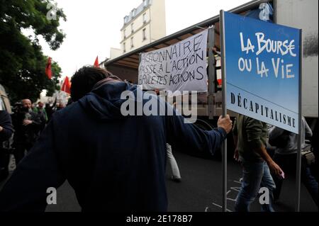 Gli attivisti anarchici tengono bandiere durante un rally anti-G8, tra Belleville e Gambetta a Parigi, in Francia, il 27 maggio 2011. I leader di Gran Bretagna, Canada, Francia, Germania, Italia, Giappone, Russia e Stati Uniti si sono riuniti oggi a Deauville nella seconda e ultima giornata del vertice del Gruppo degli otto. Foto di Pierre Meunie/ABACAPRESS.COM Foto Stock