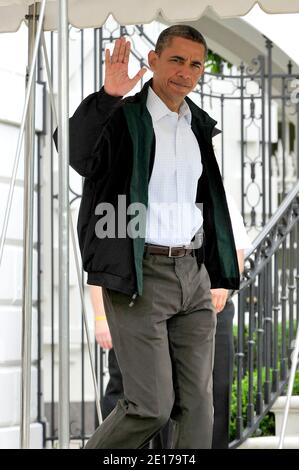 Il presidente degli Stati Uniti Barack Obama ondeggia quando parte per Joplin, Missouri, domenica 29 maggio 2011. Sta andando a Joplin per esaminare i danni causati dai tornados mortali della scorsa settimana che hanno causato almeno 139 morti. Foto di Ron Sachs/piscina/ABACAPRESS.COM Foto Stock