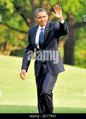 Il presidente degli Stati Uniti Barack Obama ondeggia quando arriva da Joplin, Missouri, domenica 29 maggio 2011. È andato a Joplin per rilevare i danni causati dai tornados mortali della scorsa settimana che hanno causato almeno 139 morti. Foto di Ron Sachs/piscina/ABACAPRESS.COM Foto Stock