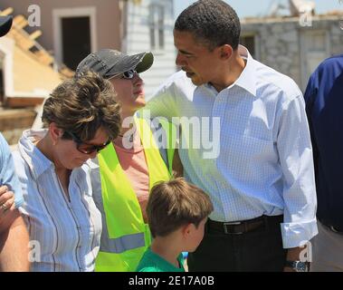 Il presidente Barack Obama saluta la gente mentre paga una visita alla Comunità che è stata devastata una settimana fa da un tornado il 29 maggio 2011 a Joplin, MO, USA. Il tornado, che era impacchettando venti di più di 200 mph, è ora considerato per tenere il record per il più alto numero di morti nella storia degli Stati Uniti. Foto di Joe Raedle/Pool/ABACAUSA.COM Foto Stock