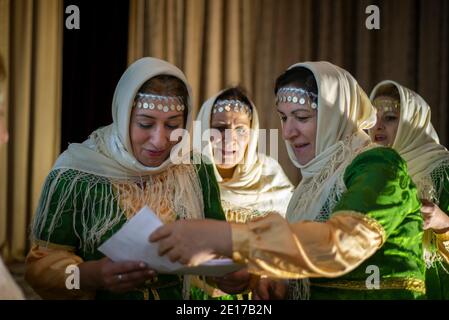 Gli attori del Teatro di Stato Lezgi Drama si stanno preparando a suonare Arshin Mal Alan a Qusar, Azerbaigian Foto Stock