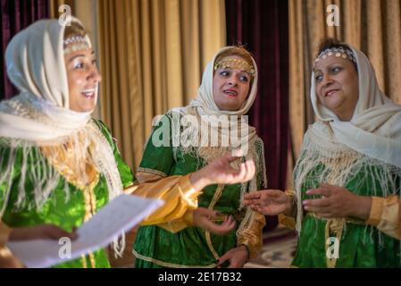 Gli attori del Teatro di Stato Lezgi Drama si stanno preparando a suonare Arshin Mal Alan a Qusar, Azerbaigian Foto Stock
