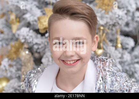 Ritratto del ragazzino in posa a Natale Foto Stock