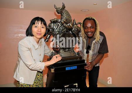 Anh Dao Traxel,fille adoptive de Monsieur et Madame Chirac, Dan Ekedi, organisateur du Concert Haiti Debout lors de la remise de l'Etoile Européenne du Dévouement Civil et Militaire à Monsieur Alain Salmon et Jacques Marie Ponthiaux, à Paris le 31 mai 2011.Photo by Thierry Plessis/ABACAPRESS.com Foto Stock