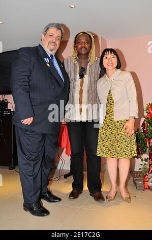 Anh Dao Traxel,fille adoptive de Monsieur et Madame Chirac, Dan Ekedi, organisateur du Concert Haiti Debout et Monsieur Jacques Marie Ponthiaux lors de la remise de l'Etoile Européenne du Dévouement Civil et Militaire à Jacques Marie Ponthiaux, à Paris le 31 mai 2011.Photo by Thierry Plessis/ABACAPRESS.com Foto Stock