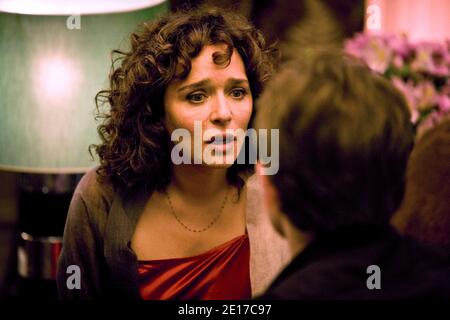 ESCLUSIVO. Valeria Golino sul set di 'Baiser Papillon', diretto da Karine Silla con Vincent Perez, Iman Perez e Roxanne Departdieu, Francia, 2010. Foto di Jean-Marie Marion/ABACAPRESS.COM Foto Stock